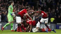 Selebrasi gol pemain Man United usai Paul Pogba mencetak gol pertama pada babak kelima FA Cup yang berlangsung di stadion Stamford Bridge, London, Selasa (19/2). Man United menang 2-0 atas Chelsea. (AFP/Adrian Dennis)