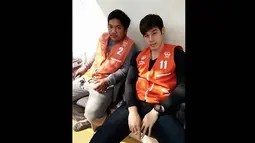 Foto Dechapat (kanan) yang tampak ganteng mengenakan rompi oranye seragam tukang ojek beredar di dunia maya dan bikin gempar. (instagram.com/artboysza)