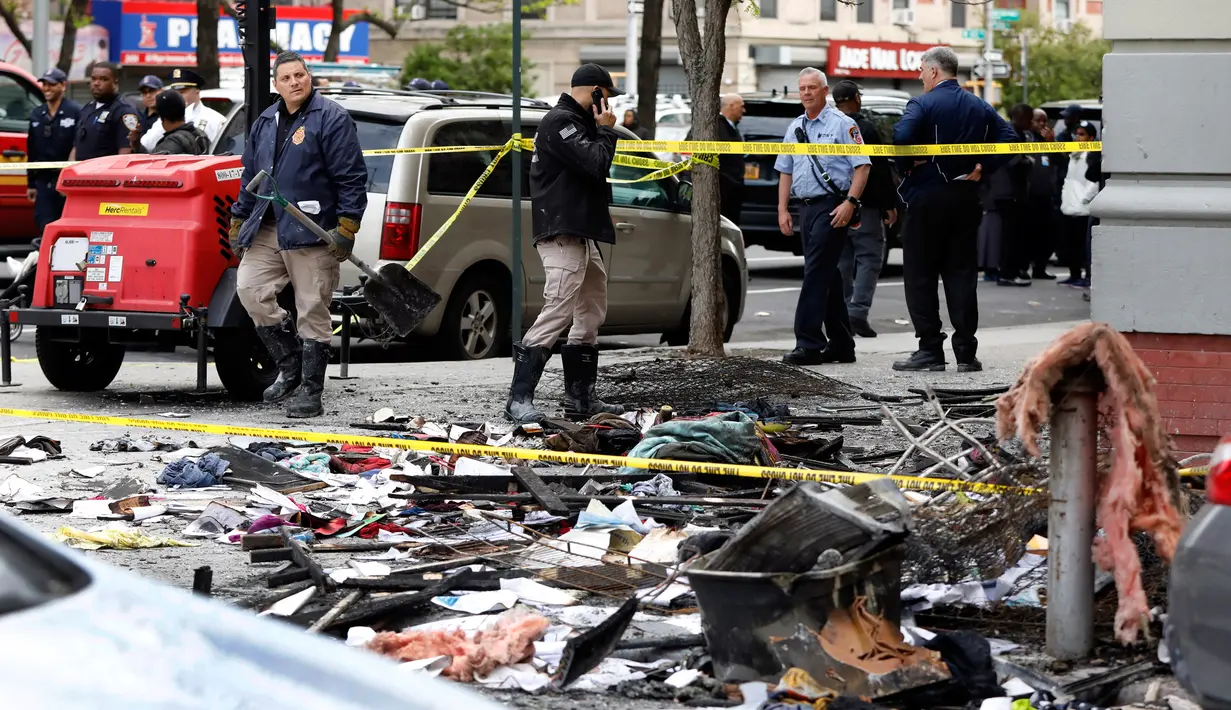 Penampakan sebuah apartemen yang terbakar di kawasan Harlem, New York, Amerika Serikat, Rabu (8/5/2019). Kebakaran terjadi pada Rabu dini hari waktu setempat. (AP Photo/Richard Drew)