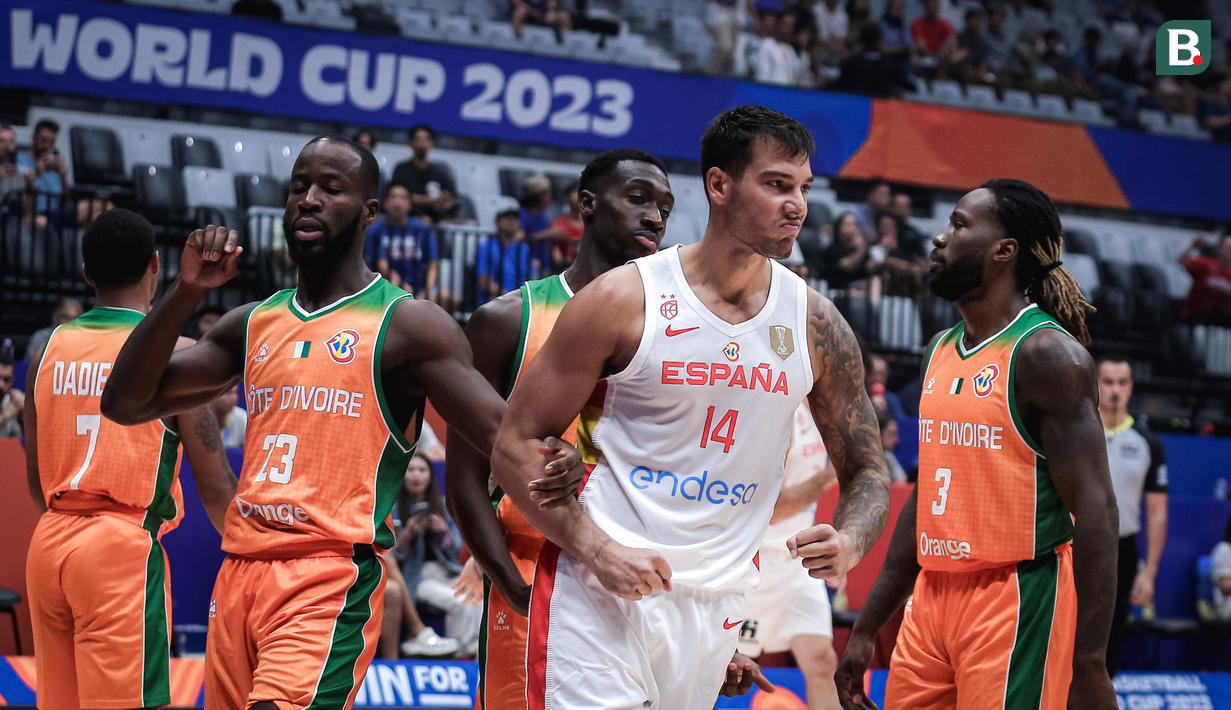 Timnas Basket Spanyol yang berstatus juara bertahan tak menemui kesulitan berarti saat memainkan laga pertama Grup G Piala Dunia FIBA 2023 menghadapi Pantai Gading di Indonesia Arena, Senayan, Jakarta, Sabtu (26/08/2023). Tim Matador membekuk Pantai Gading dengan keunggulan 30 poin di akhir laga, 94-64. Willy Hernangomez menjadi pemain dengan torehan angka terbanyak di kubu Spanyol dengan mengemas total 22 poin. (Bola.com/Bagaskara Lazuardi)