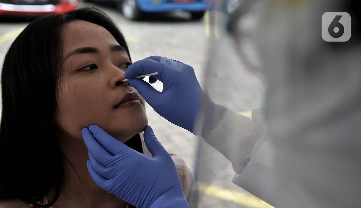 Petugas medis melakukan tes swab COVID-19 terhadap peserta di Kantor Kecamatan Kramat Jati, Jakarta, Selasa (16/6/2020). Puskesmas Kecamatan Kramat Jati menggelar tes swab bagi seluruh pegawai instansi pemerintahan untuk memutus rantai penyebaran COVID-19. (merdeka.com/Iqbal Nugroho)