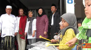 Citizen6, Surabaya: Kedatangan tim dari Yayasan Pondok Kasih dan OCI disambut penampilan drum band anak - anak Ponpes Annahidliyyah. Tiga lagu dibawakan, salah satunya Twinkle Twinkle Little Star. (Pengirim: Daniel Lukas Rorong).