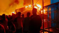 Kebakaran di Rokan Hilir yang menghanguskan 11 rumah dan menyebabkan 3 warga tewas terbakar. (Liputan6.com/M Syukur)