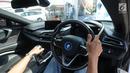 Tampilan dalam mobil listrik BMW i8 Wallbox Plus saat akan test drive di IIMS 2018, Jakarta, Jumat (20/4). BMW i8 Wallbox Plus akan mengikuti Festival Mobil Listrik di IIMS 2018. (Merdeka.com/Dwi Narwoko)