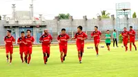 Madura United menjadikan uji coba sebagai ajang seleksi pemain. (Bola.com/Aditya Wany)