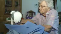 Nenek Lillian Weber, penjahit berusia 99 tahun. (Oddity Central)