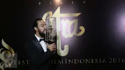 Aktor Alex Abbad meraih Piala Citra untuk Pemeran Pendukung Pria Terbaik dalam Festival Film Indonesia (FFI) 2016 di Jakarta, Minggu (6/11). Penghargaan diterima Alex Abbad berkat aktingnya dalam film My Stupid Boss. (Liputan6.com/Gempur M Surya)