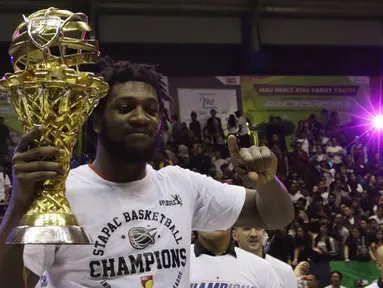 Pebasket Stapac Jakarta, Savon Goodman, mengangkat trofi usai melawan Satria Muda Jakarta pada laga final IBL 2019  di C-Tra Arena, Bandung, Sabtu (23/3). Savon Goodman terpilih menjadi pemain terbaik IBL 2019. (Bola.com/M Iqbal Ichsan)