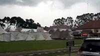 Tenda pameran pelayanan publik road show KPK, yang berada di lapangan Cilenggang, roboh, Selasa (4/10/2022). (Foto:Liputan6/Pramita Tristiawati)