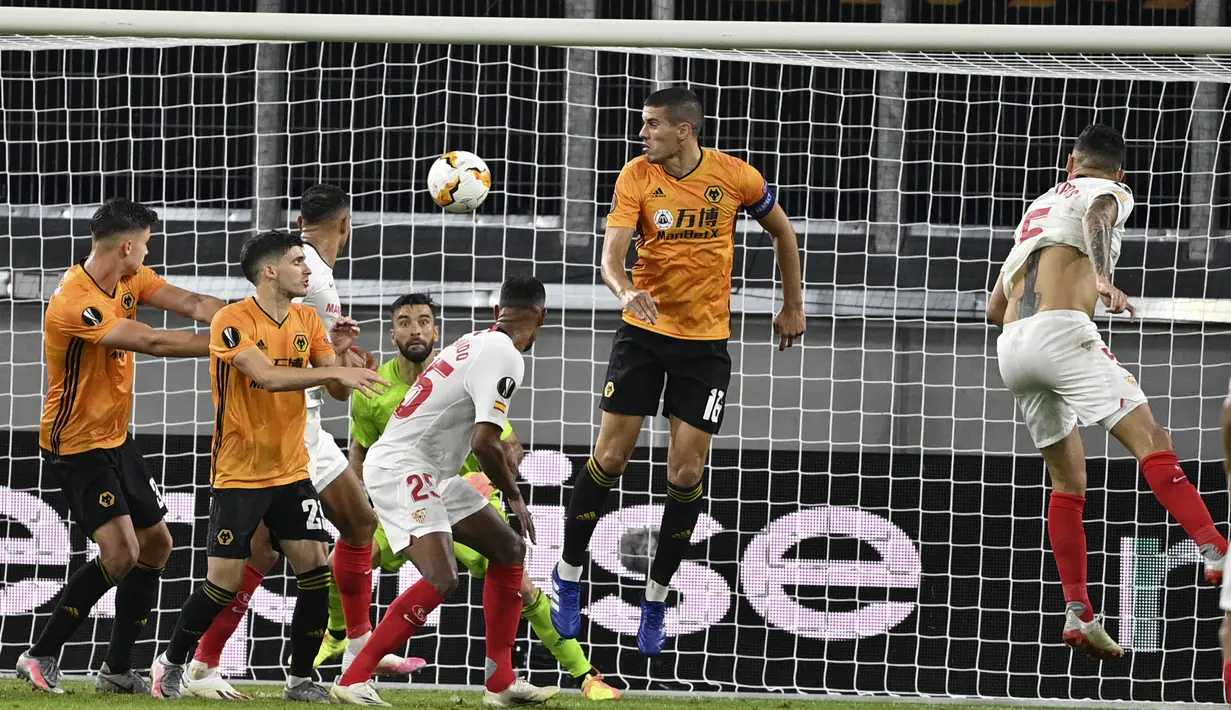 Pemain Sevilla Lucas Ocampos (kanan) menyundul bola untuk mencetak gol ke gawang Wolverhampton Wanderers pada perempat final Liga Europa di MSV Arena, Duisburg, Jerman, Selasa (11/8/2020). Sevilla lolos ke semifinal usai mengalahkan Wolverhampton Wanderers 1-0. (Ina Fassbender/Pool Photo via AP)
