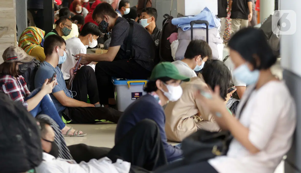 Calon penumpang kereta api jarak jauh menanti waktu keberangkatan di Stasiun Pasar Senen, Jakarta, Sabtu (1/5/2021). Calon penumpang KA Jarak Jauh memilih berangkat lebih awal sebelum jatuh tempo batas pelarangan mudik lebaran 2021 pada 6 hingga 17 Mei 2021, (Liputan6.com/Helmi Fithriansyah)