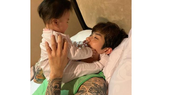 7 Potret Kebersamaan Lee Jeong Hoon dan Buah Hati yang Jarang Tersorot