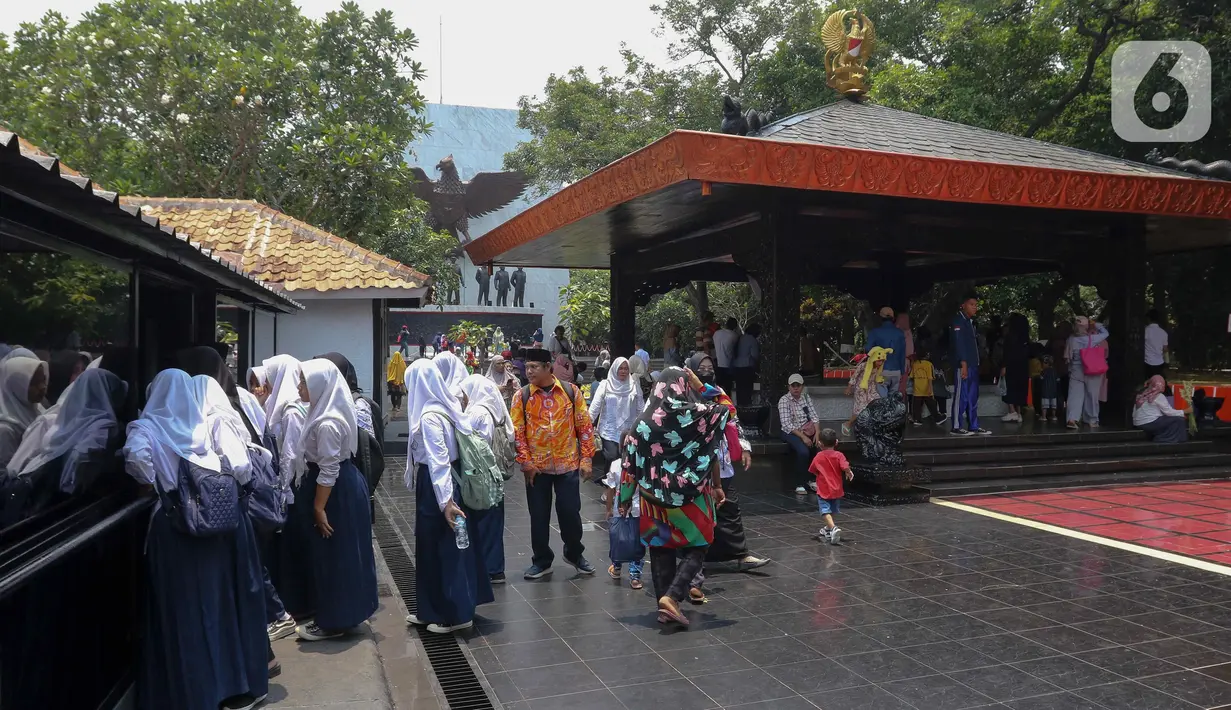 Pada setiap Peringatan Kesaktian Pancasila, monument ini ramai dikunjungi warga dan pelajar. (Liputan6.com/Herman Zakharia)
