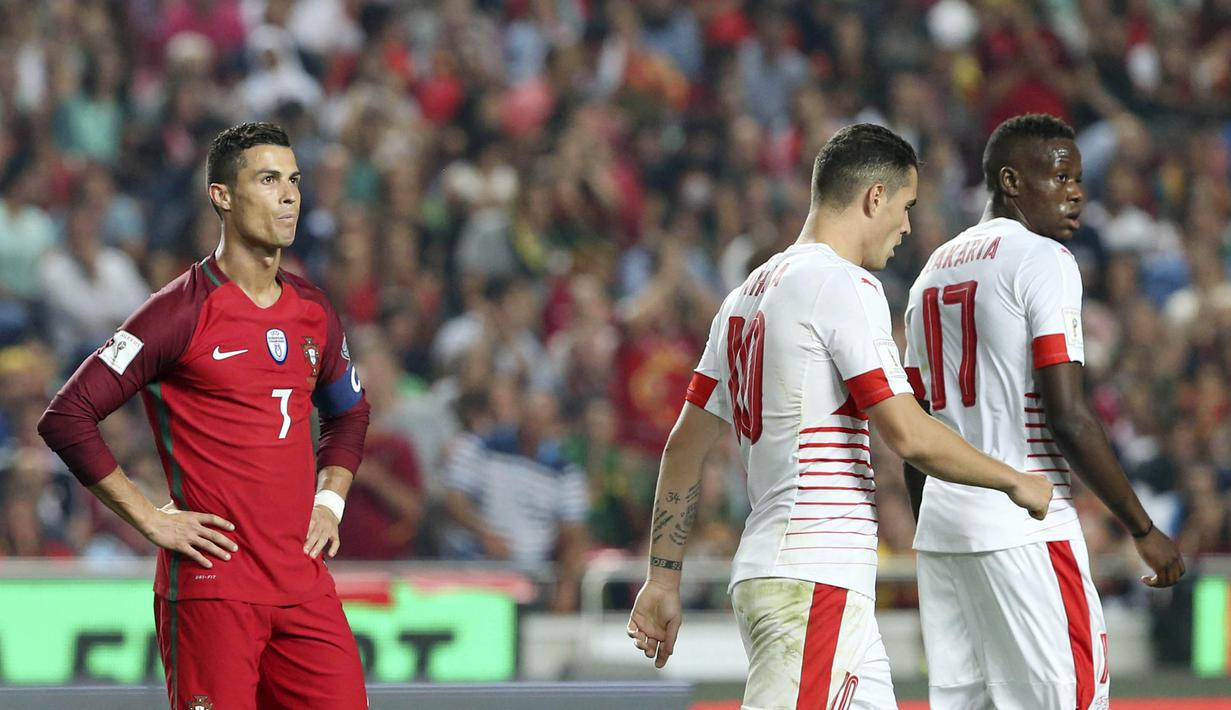 Striker Portugal, Cristiano Ronaldo, termenung usai gagal membobol gawang Swiss pada laga kualifikasi Piala Dunia 2018 di Stadion Luz, Selasa (10/10/2017). Portugal menang 2-0 atas Swiss.(AP/Armando Franca)