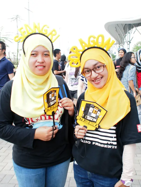 Tak lupa, atribut BigBang juga mereka kenakan agar lebih terlihat lebih keren dan menunjukkan sebera cinta mereka terhadap boyband yang satu ini. (Wimbarsana/Bintang.com)