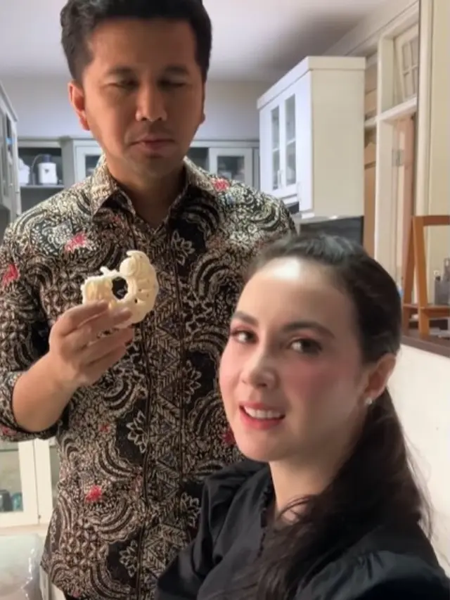 Bukan Buket Bunga, Arumi Bachsin Kegirangan Diberi Kerupuk 1 Plastik oleh Emil Dardak.