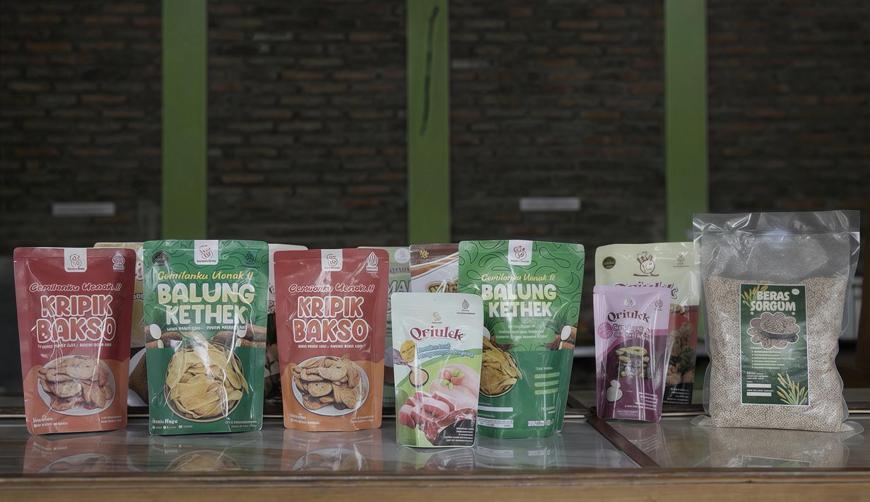 Iswara Food telah mengantongi sertifikasi halal dan PIRT. Dewi juga membantu peserta pelatihannya untuk mendapatkan legalitas usaha secara gratis agar mereka bisa naik kelas sebagai UMKM resmi. (Adv/BRI)