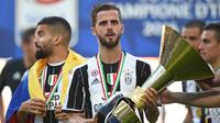 Miralem Pjanic. Gelandang Bosnia berusia 32 tahun yang sejak musim 2020/2021 memperkuat Barcelona ini baru saja kembali dari masa peminjaman bersama Besiktas sepanjang musim 2021/2022. Ia pernah meraih gelar di liga top Eropa bersama Juventus sebanyak 4 kali dalam 4 musim berseragam Bianconeri, yaitu musim 2016/2017 hingga 2019/2020. (AFP/Filippo Monteforte)