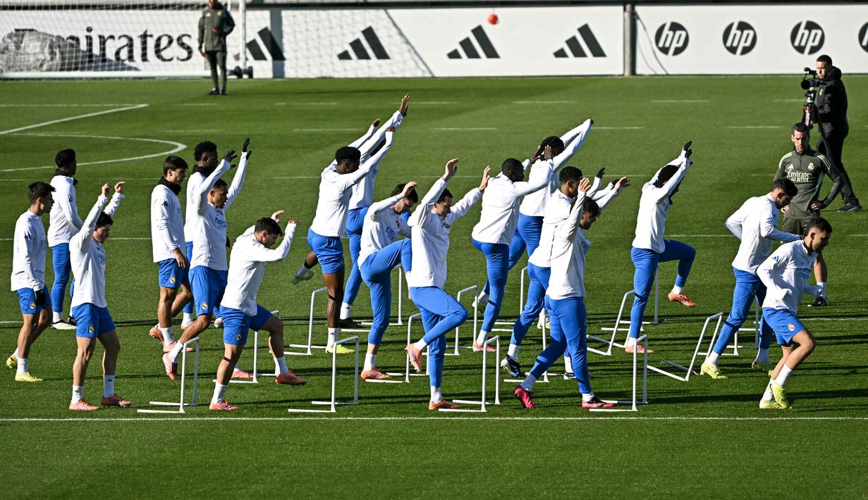Di sisi lain, duel ini menjadi kesempatan bagi tuan rumah untuk mengejar kemenangan perdana di kompetisi musim ini. Tampak dalam foto, para pemain Real Madrid berlatih selama sesi latihan jelang matchday 5 league phase Liga Champions 2025/2026 melawan Olympiakos FC di Real Madrid Sports City, Valdebebas, pada Selasa 25 November 2025. (Javier SORIANO/AFP)