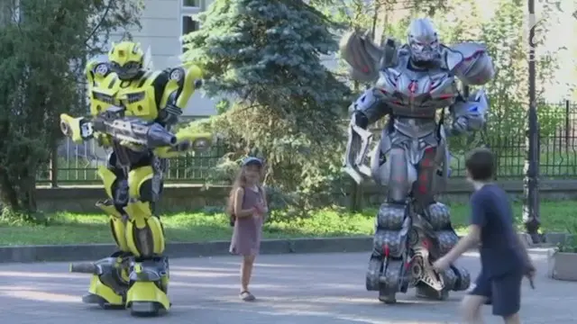 Pasutri asal Ukraina membangun bisnis kostum robot Transformer. Hasil karya mereka telah ditampilkan di beberapa festival internasional, seperti di Latvia, Qatar, hingga Amerika Serikat.