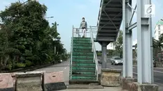 Jembatan Penyeberangan Orang yang berada di kawasan Kebon Jeruk, Jakarta Barat berujung di tengah jalan raya, sehingga membuat pengendara dan warga sekitar waswas.