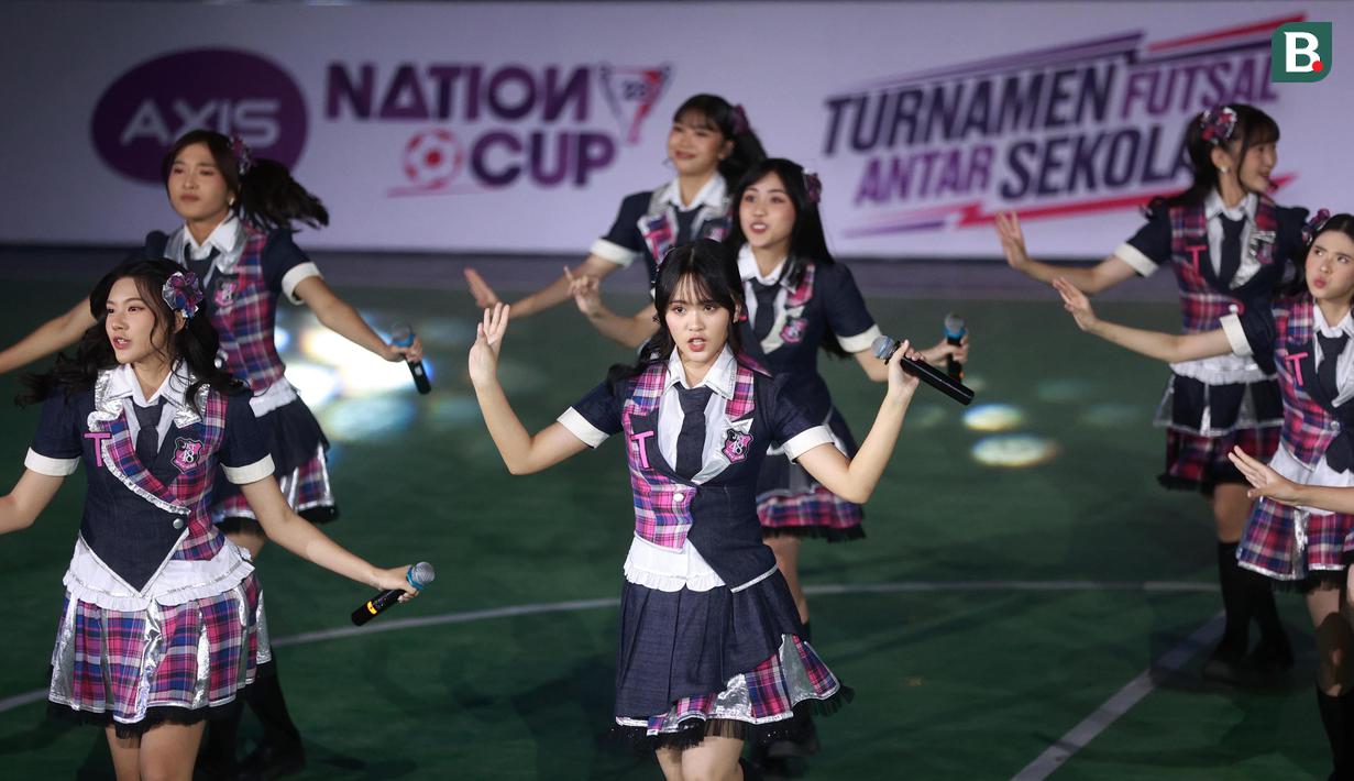 Penampilan JKT48 saat acara Grand Final AXIS Nation Cup 2023 di Istora Senayan, Jakarta, Minggu (15/10/2023). Penonton benar-benar terlarut dalam penampilan JKT48 yang energik dan ceria.  (Bola.com/M Iqbal Ichsan)