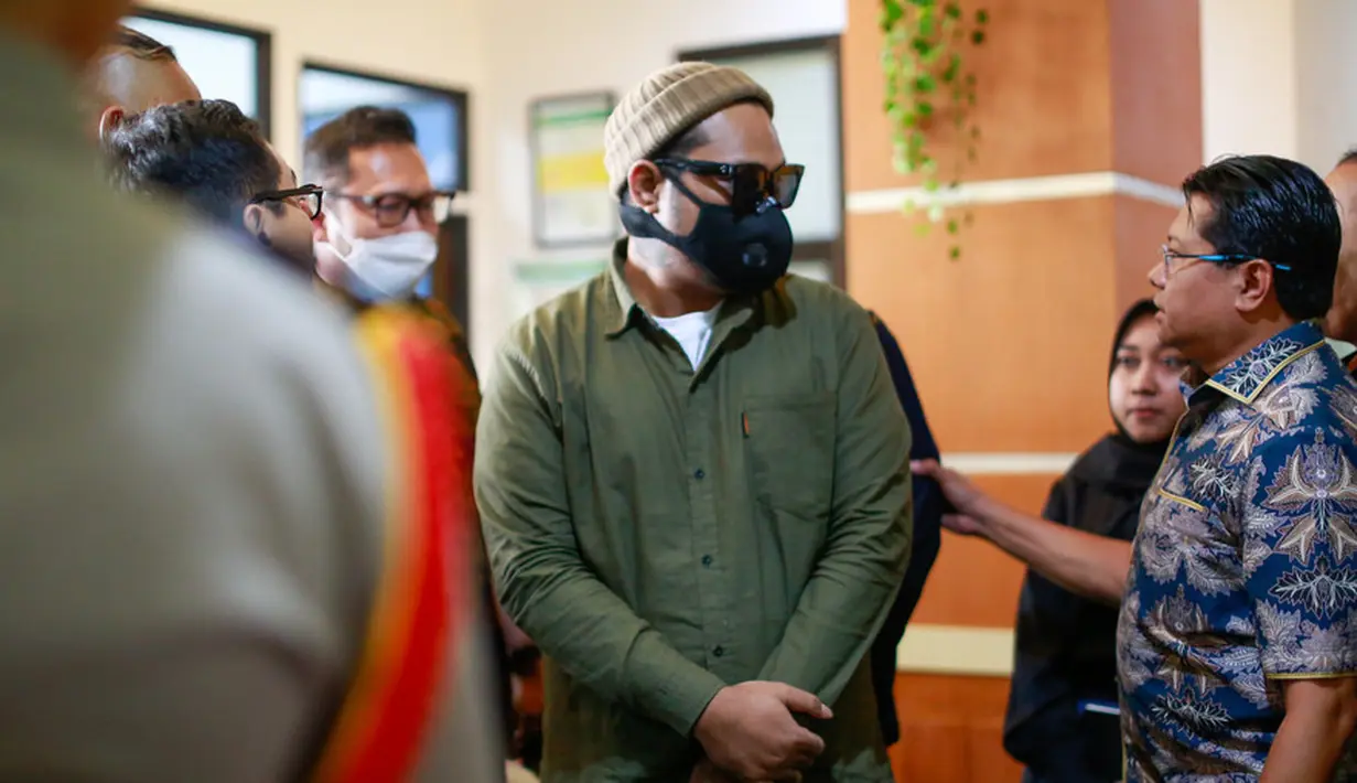 Setelah gagal mediasi, sidang akan dilanjutkan ke materi selanjutnya. Sidang akan kembali digelar pada 14 Juni mendatang. Masih menurut Sukrisno, kliennya kemungkinan tidak akan hadir karena sudah memberi kuasa sepenuhnya pada pengacara. [Foto: Muhammad Akrom Sukarya/KapanLagi.com]