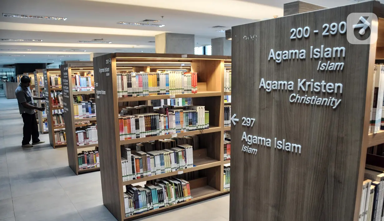 Pengunjung melihat-lihat buku di Perpustakaan Umum Daerah Provinsi DKI Jakarta, Taman Ismail Marzuki, Cikini, Jakarta Pusat, Senin (27/6/2022). Perpustakaan Umum Daerah Provinsi DKI Jakarta dilengkapi fasilitas yang dapat memberikan kenyamanan serta meningkatkan minat baca. (merdeka.com/Iqbal S. Nugroho)