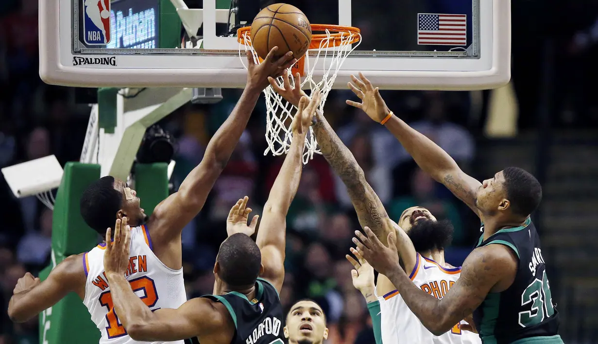 Pebasket Phoenix Suns, TJ Warren, berusaha memasukkan bola saat pertandingan melawan Boston Celtics pada laga NBA di Stadion TD Garden, Boston Minggu (3/12/2017). Boston Celtics menang 116-111 atas Phoenix Suns. (AP/Michael Dwyer)