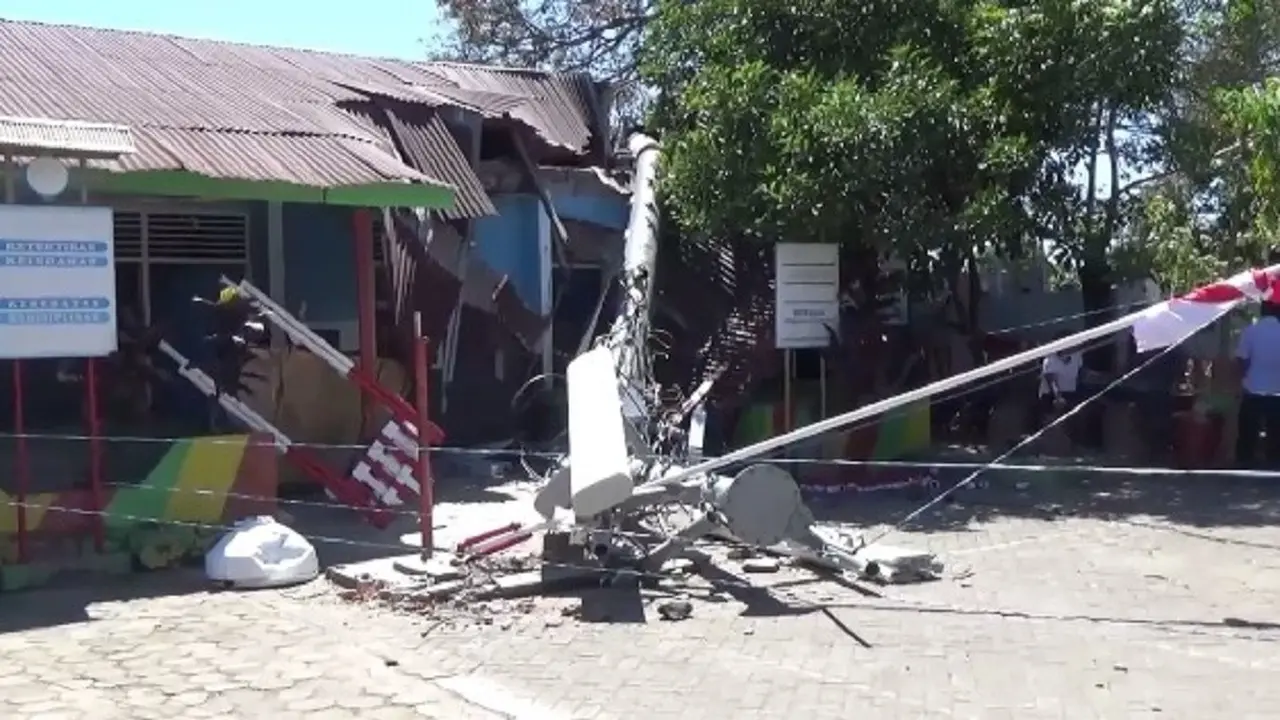 Tower menara milik salah satu perusahaan operator seluler roboh dan menimpa 6 murid SD Bado-bado, Kecamatan Mandai, Maros (Liputan6.com/ Eka Hakim)