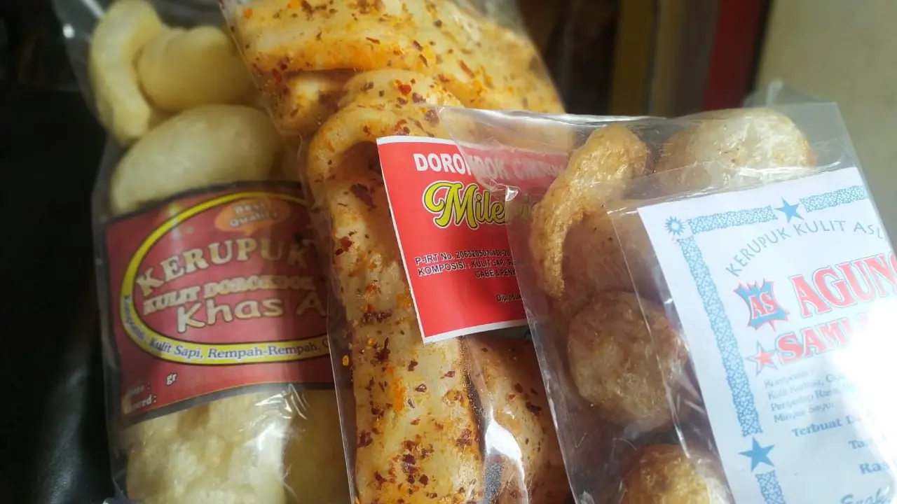 Nampak tiga produk olahan kerupuk dari bahan dasar kulit yang dihasilkan pengrajin industri kerajinan kulit Sukaregang, Garut, Jawa Barat.