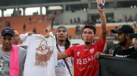 Kapten Persis Solo, M. Wahyu Fitrianto, melakukan perpisahan dengan suporter setelah laga kontra Persita Tangerang, di Stadion Wilis, Madiun, Senin (30/7/2018). (Bola.com/Ronald Seger Prabowo)
