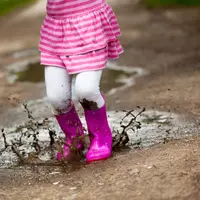 Musim hujan memang menggembirakan, Namun, terkadang menyedihkan. Karena, beberapa peralatan yang setiap hari kita bawa pergi pasti kotor.