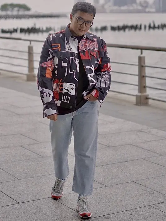 Jaket bermotif abstrak pun membuatnya tampak stylish. Cukup padukan dengan denim dan sneakers. (@geofannytambunan)