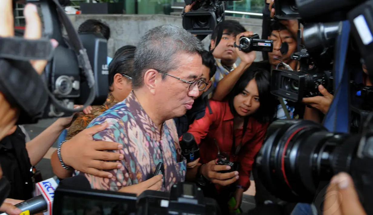 Mantan deputi bidang komersil SKK Migas ini menjalani pemeriksaan di KPK selama kurang lebih tiga jam untuk tersangka Sutan Bhatoegana, Kamis (22/5/14). (Liputan6.com/Faisal R Syam)