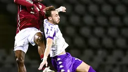 Pemain Torino Singo Wilfried (kiri) berebut bola dengan pemain Fiorentina Gaetano Castrovilli pada pertandingan Liga Italia di Olympic Stadium, Turin, Italia, Jumat (29/1/2021). Bermain dengan sembilan pemain, Fiorentina berhasil menahan imbang Torino 1-1. (Fabio Ferrari/LaPresse via AP)