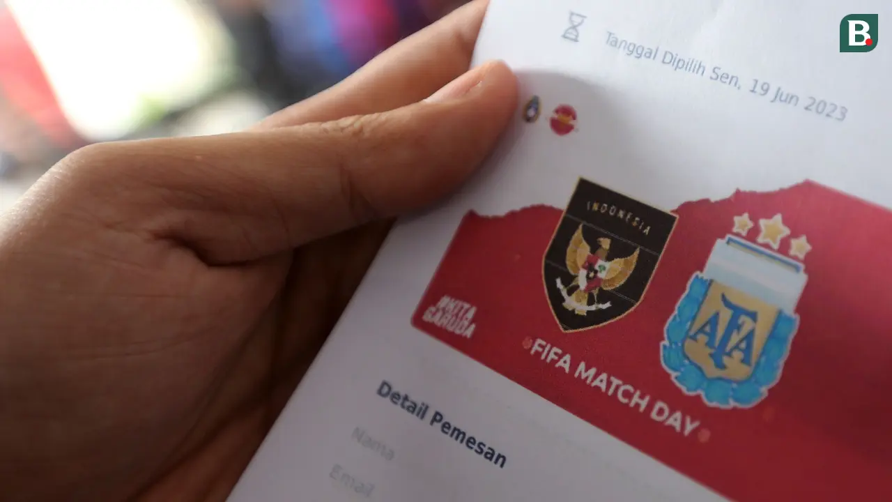 Foto: Hari Pertama Penukaran Tiket Laga FIFA Matchday Timnas Indonesia Vs Argentina Mulai Dipadati Calon Penonton