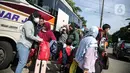 <p>Penumpang mengambil barang bawaan mereka dalam bagasi bus setibanya di Terminal Kampung Rambutan, Jakarta TImur, Jakarta, Minggu (8/5/2022). Terminal Kampung Rambutan telah melewati puncak arus balik Lebaran 2022, yakni pada H+4. (Liputan6.com/Faizal Fanani)</p>