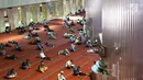 Umat muslim beraktivitas di dalam Masjid Istiqlal, Jakarta, Kamis (17/5). Di Masjid Istiqlal ini ada sekitar 4000 kotak makanan yang dibagikan per harinya pada Ramadan tahun ini. (Liputan6.com/Immanuel Antonius)