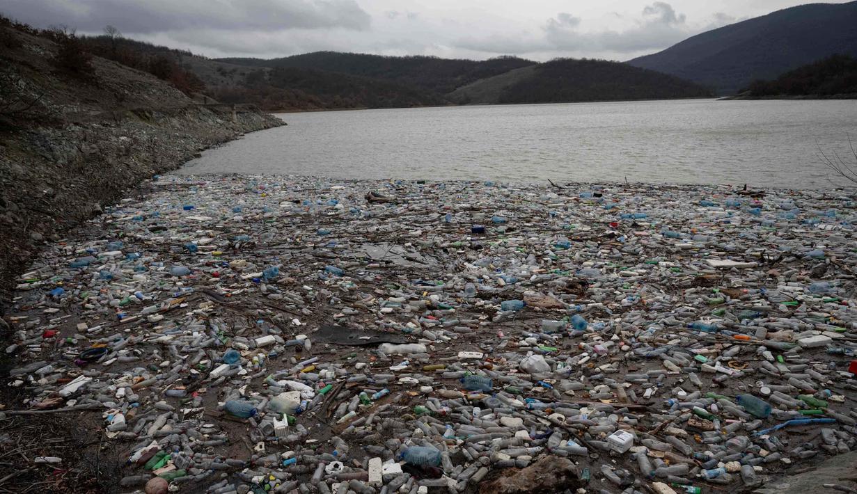 Ceceran botol plastik dan sampah lainnya, yang hanyut terbawa hujan, mengapung di sepanjang Waduk Badovc di dekat Pristina, Kosovo pada Rabu 4 Februari 2026. Waduk Badovc, yang merupakan salah satu sumber air minum utama di Pristina, Kosovo, mengalami pencemaran berupa ceceran sampah plastik. (Armend NIMANI/AFP)