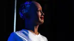 Sophia, robot berkewarganegaraan Arab Saudi, menyampaikan pidato pada pameran inovasi di Kathmandu, Nepal, Rabu (21/3). Sophia, robot humanoid yang mampu berdikskusi, berdebat serta menjawab pertanyaan dengan lugas dan tegas. (AP/Niranjan Shrestha)