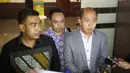 "Pokoknya saya udah komunikasi dengan Ello, inti yang pertama bahwa Ello mau sembuh. Itu aja ya. Ello mau sembuh. Saya lihat dulu ya ke dalam," jelasnya. (Adrian Putra/Bintang.com)