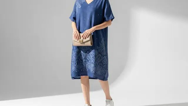 Loose Batik V-Neck Minimalis