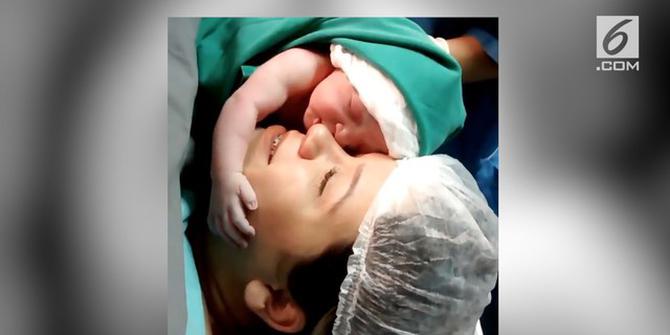 VIDEO: Mengharukan, Bayi Baru Lahir Memeluk dan Mencium Sang Ibu