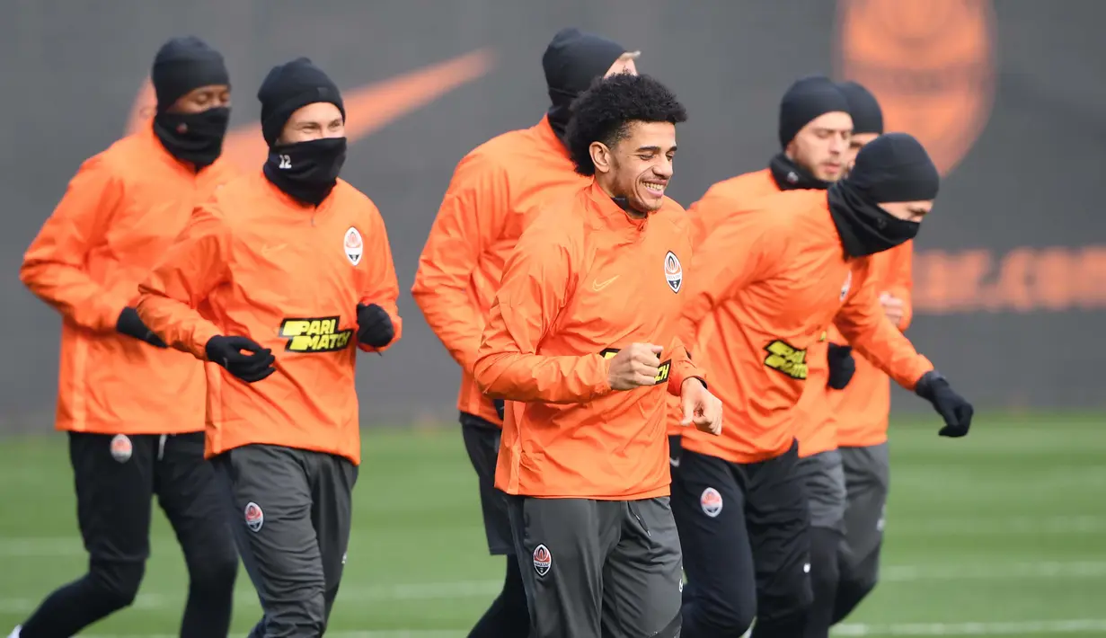 Para pemain Shakhtar Donetsk melakukan latihan jelang laga Liga Champions di Kiev, Senin (30/11/2020). Shakhtar Donetsk akan berhadapan dengan raksasa Spanyol, Real Madrid. (AFP/Sergei Supinsky)