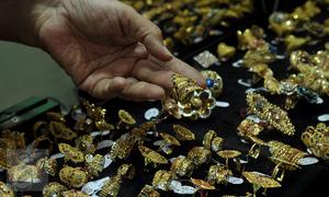 Pedagang memperlihatkan perhiasan emas di sebuah toko Kawasan Cikini, Jakarta, Kamis (3/9/2015). Harga emas milik PT Aneka Tambang Tbk (Antam) hari ini terpantau bergerak stabil di posisi Rp560 ribu per gram. (Liputan6.com/Johan Tallo)