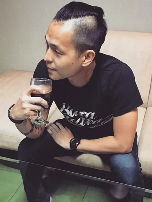 Melewati rangkaian produksi film ke-2nya ini, Ernest mengaku tenaganya banyak terkuras. Namun ia merasa bahagia ketika melihat tahap akhirnya, dimana para pemain memiliki peran yang baik menurutnya. (Instagram/Ernestprakasa)