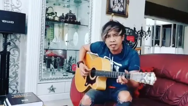 6 Potret Ian Kasela saat Tak Pakai Kacamata Hitam, Bikin Pangling