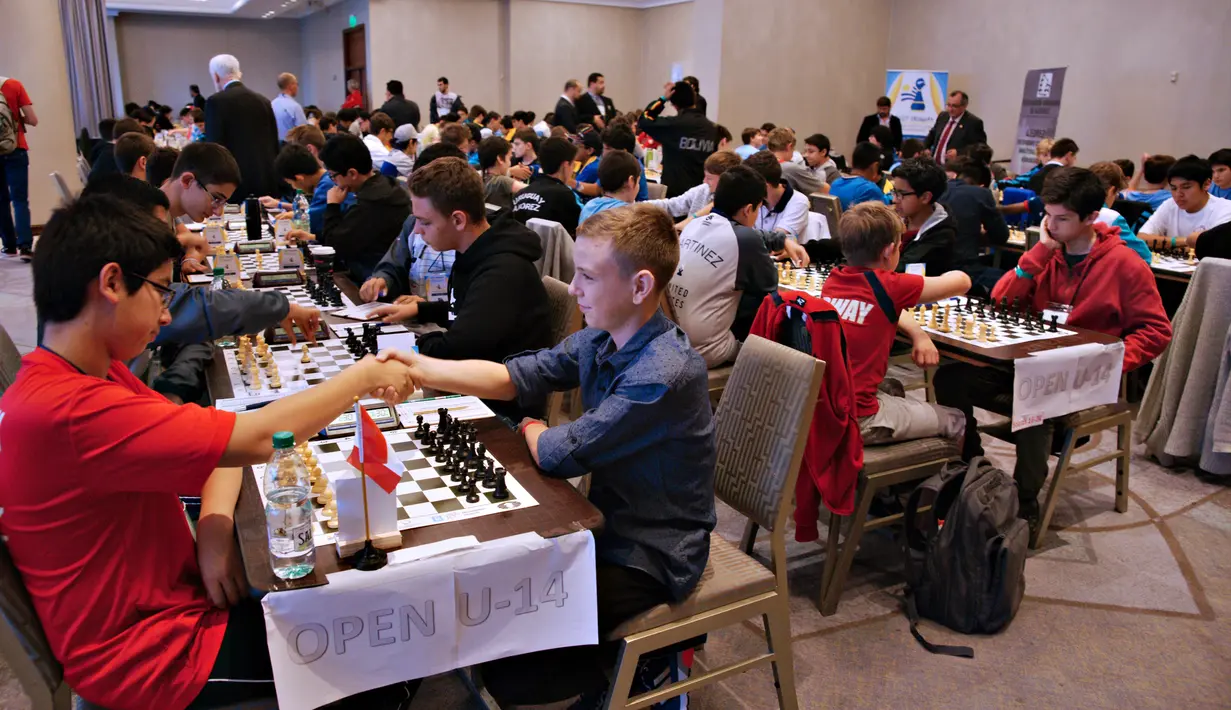 Sejumlah remaja mengikuti Kejuaraan Catur Remaja Dunia 2017-FIDE di Montevideo (25/9). Dalam kejuaran catur dunia ini diikuti oleh 400 peserta dari 53 negara. (AFP Photo/Panta Astiazaran)