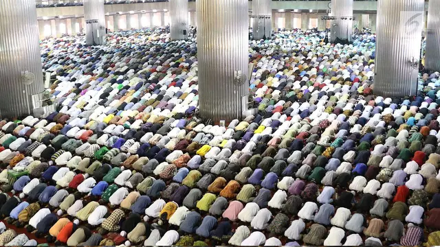 Umat muslim melaksanakan salat Jumat pertama pada bulan Ramadan 1439 H di Masjid Istiqlal, Jakarta, Jumat (18/5).